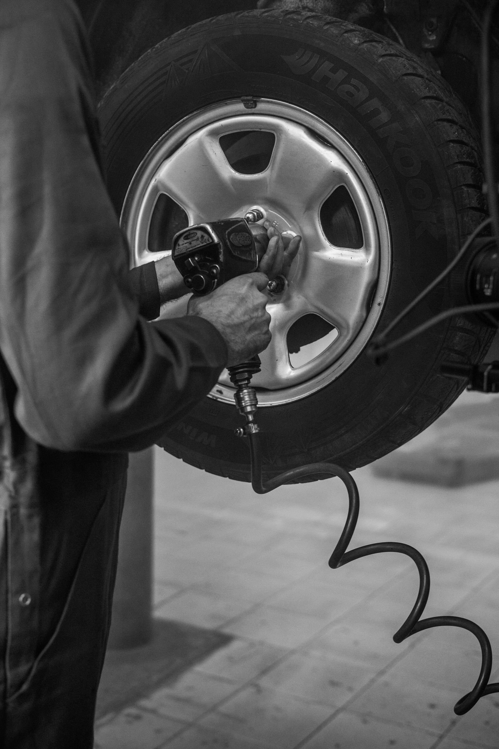 Technician using an air wrench for a professional tyre repair